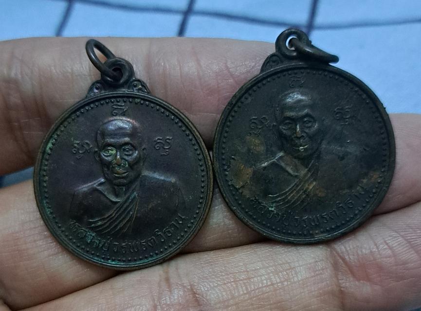 #เหรียญกลมครึ่งองค์หน้าเหรียญรูปหลวงปู่ครึ่งองค์ส่วนด้านหลังรูปเอกลักษณ์ของหลวงปู่เหยียบรถกระดก รุ่นหลวงปู่วรพรต 100ปี2️⃣เหรียญคู่นี้