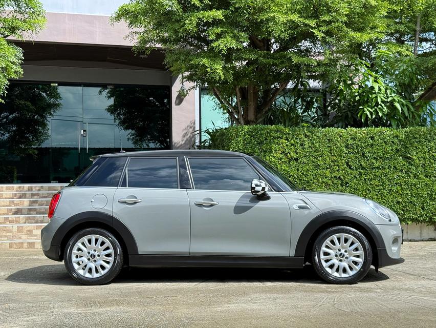 2017 MINI COOPER 5 DOOR HATCH รถมือเดียวออกป้ายแดง รถวิ่งน้อย เข้าศูนย์ตรงระยะ รถไม่เคยมีอุบัติเหตุครับ