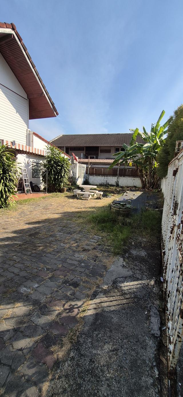 ขายบ้านเดี่ยว 2 ชั้น พื้นที่ 96 ตารางวา เขตพื้นที่เจริญ ใกล้ห้างสรรพสินค้าโรงเรียน โรงพยาบาล เดินทางเข้าออกสะดวกบ้านอยู่หลังสุดท้ายสุดซอย พื้นที่รอบบ้ 3