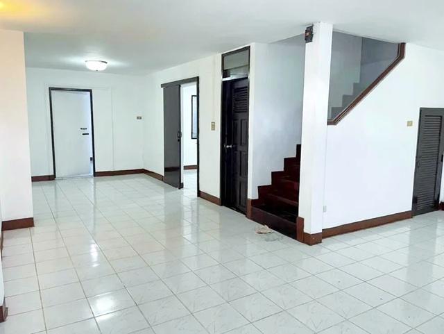 ติดถนนนวลจันทร์ 3 นอน ถ.เลียบด่วนเอกมัย-รามอินทรา MRT วัชรพล 1.7 กม. ให้เช่าทาวน์เฮ้าส์ 2 ชั้น 29ตร.ว. 239 ตร.ม. 2 น้ำ 4