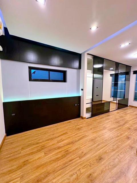 ให้เช่าทาวน์โฮม 3 ชั้น หลังมุม 26ตร.วา. 306ตร.ม. MRTโชคชัย4 1.26กม. เฟอร์นิเจอร์ Built-in ทั้งหลัง รร.นานาชาติโอ๊คเบอรี