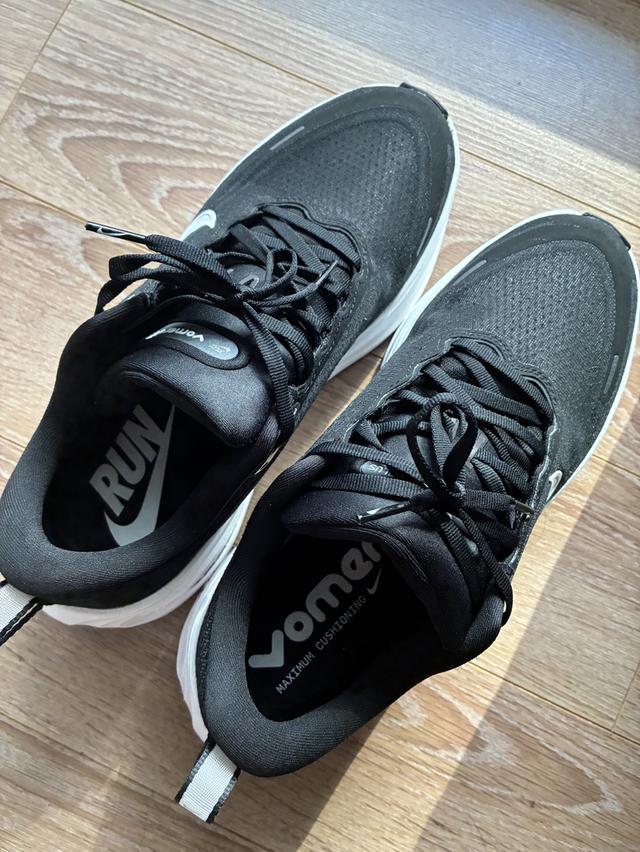 รองเท้า Nike Vomero Plus รูปที่ 1