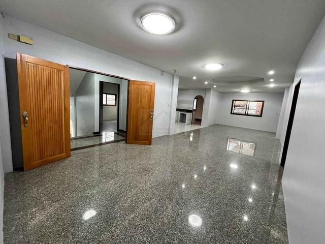 ให้เช่าอาคารสำนักงาน Stand alone 4 ชั้น ขนาด 1100 ตรม. ซอยรัชดาภิเษก 3 ใกล้ MRT พระราม 9 7