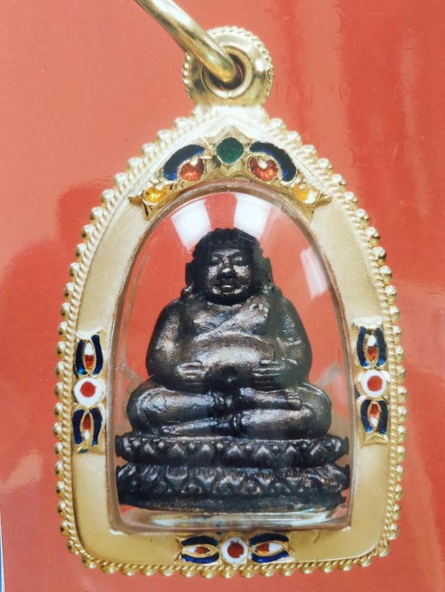 สังขจายน์ หลวงปู่ทิม วัดพระขาว อยุธยาเนื้อนวะโลหะก้นอุดผง พร้อมเลี่ยมทองซ้งราชวัตร น้ำหนักประมาณ 10 กรัม