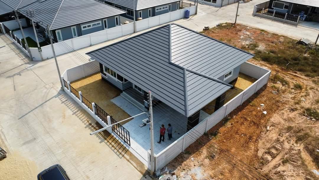 บ้านเดี๋ยวชั้นเดียว..แบบ3ห้องนอน..2ห้องน้ำ..1ห้องโถง..1ห้องครัว..ลานซักล้าง..จอดรถในบ้านใด้2คัน..บนเนื้อที่72ตรว.ครับ 4