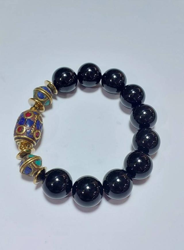 ข้อมือหิน Black onyx 14 mm ลูกปัดเนปาล ยาว 18 cm.