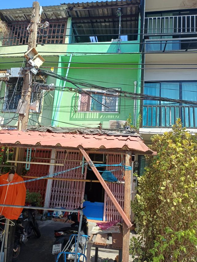 บ้านตึกแถวสามชั้น ใกล้ริมน้ำห่างจากถนนใหญ่ประมาณยี่สิบเมตร เหมาะพักอาศัย ทำร้านอาหารหรือเกสเฮาร์ก็ดี 1