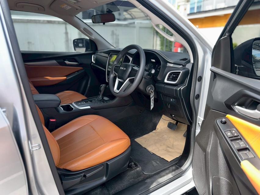 ISUZU MUX Wagon 4dr Active 7st Auto 6sp RWD 1.9DCTY2021. สีเทา ออโต้  8