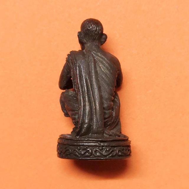 รูปหล่อ หลวงพ่อคูณ วัดบ้านไร่ รุ่นเสาร์ห้า ปี 2536 เนื้อทองแดงรมดำ สูง 2.4 เซน พร้อมกล่องเดิม รูปย่อยที่ 2