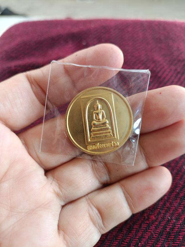 เหรียญกะไหล่ทองพ่นทรายสมเด็จพระร่วง หลังองค์อินทร์เทวราช วัดพระปฐมเจดีย์ จ.นครปฐม รูปที่ 3