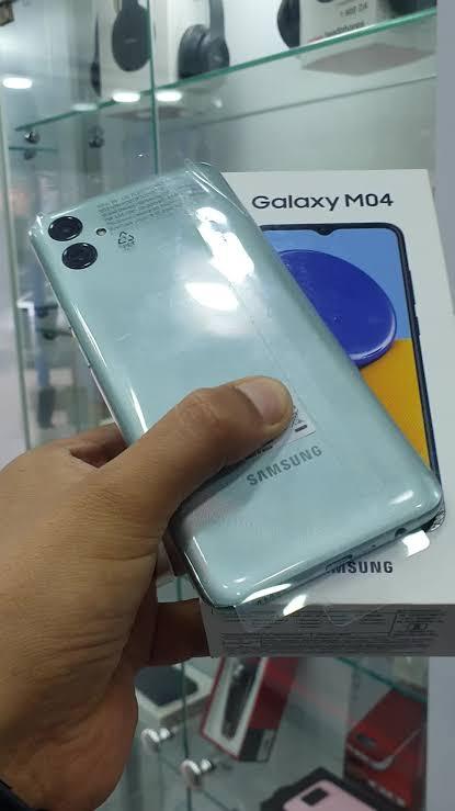 samsung galaxy m04 สีเขียว 2