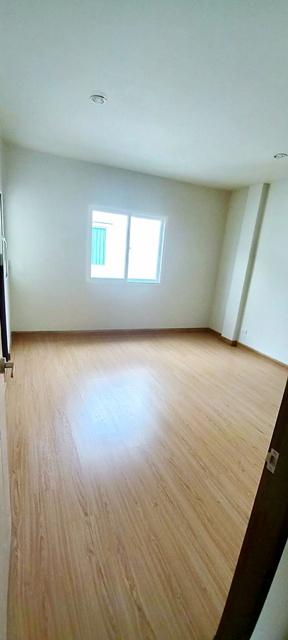 ม.เจ้าคุณทหารลาดกระบัง 1 กม. โลตัส ลาดกระบัง 52 400ม.ให้เช่าทาวน์โฮม 3 ชั้น 3นอน 2 น้ำ ตลาดหัวตะเข้ 350 ม. ARL ลาดกระบัง 5