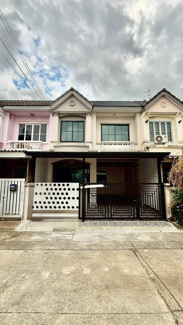 หมู่บ้านบุศรินทร์ บ้านกล้วย-ไทรน้อยทาวน์เฮาส์ 2 ชั้น โครงการ L&H ใกล้ถนนกาญจนาภิเษก เพียง 1.5 กิโลเมตร  ตกแต่งใหม่พร้อมอยู่ 2