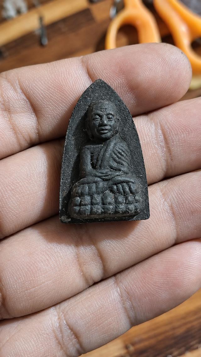 หลวงปู่ทวด เนื้อผงใบลานดำ พิมพ์ใบโพธิ์ เตารีดเล็ก สภาพสวยเดิม
