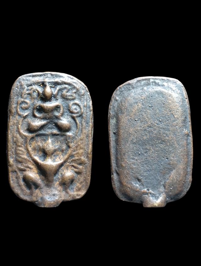 เหรียญหล่อโบราณ หลวงพ่อโบ้ย วัดมะนาว พิมพ์ทรงครุฑรายละเอียดองค์นี้กระแสออก เนื้อสำริด มีพรายเงินขึ้นบางๆ ตามองค์พระ คราบขี้เบ้ายังพอมีติดให้เห็น