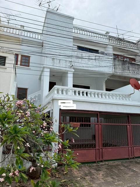 ให้เช่าทาวน์โฮม 3 ชั้น 3 ห้องนอน หมู่บ้านเอื้อสุข ซอยพัฒนาการ 56 ติดโรงเรียนเตรียมพัฒน์ ปลอดภัย เดินทางสะดวก