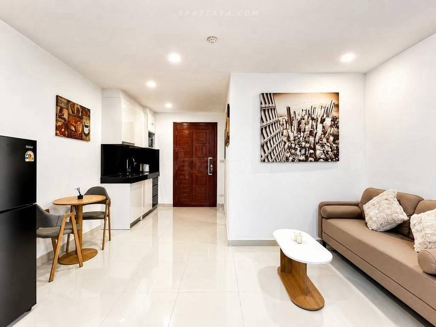 For Sale — Beachfront Studio Condo with Pool and Sea View at Club Royal PattayaStudio condo for sale at Club Royal Condominium, located in beachfront 2