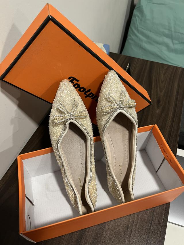 Gray sparkling shoe.:.