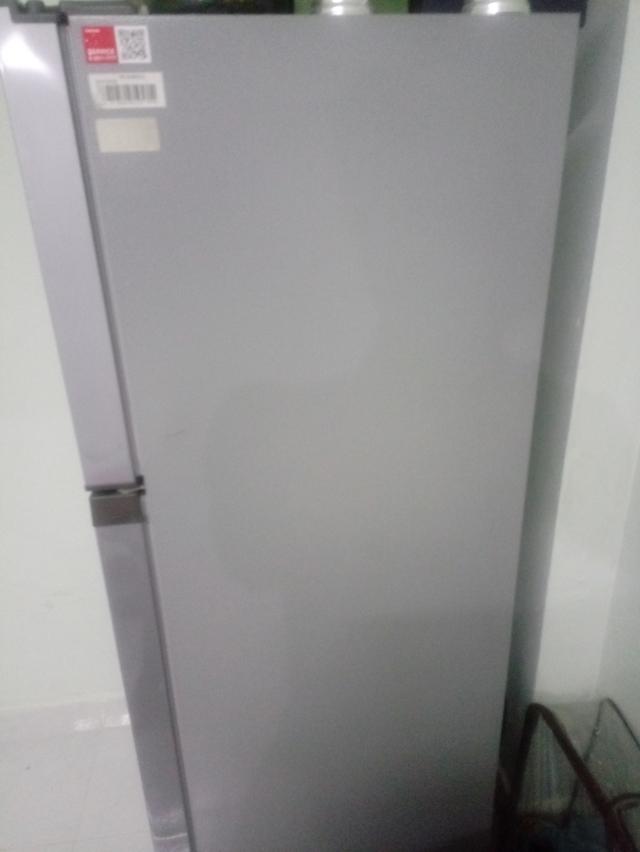 ตู้เย็นในภาพคือตู้เย็น 2 ประตูยี่ห้อ Toshiba รุ่น GR-RT303WE-PMTH(52) ซึ่งมีความจุ 8.2 คิว  2