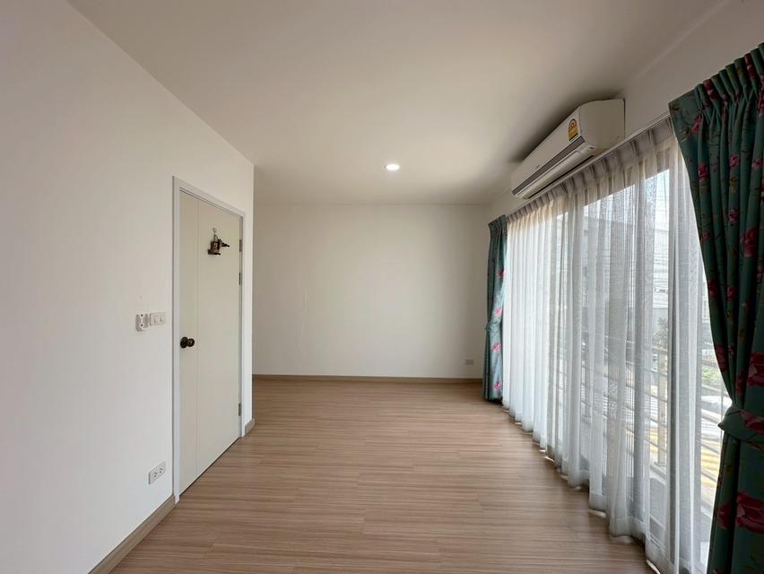 นาทีทองขายขาดทุน !!  J GRAND สาทร-กัลปพฤกษ์ ทาวน์โฮม 3 ชั้น หน้าบ้านไม่ชนใคร ติดถนนใหญ่กัลปพฤกษ์ เข้าออกสาทรสะดวก ใกล้รถไฟฟ้า MRT สายสีน้ำเงิน สถานีหล 11