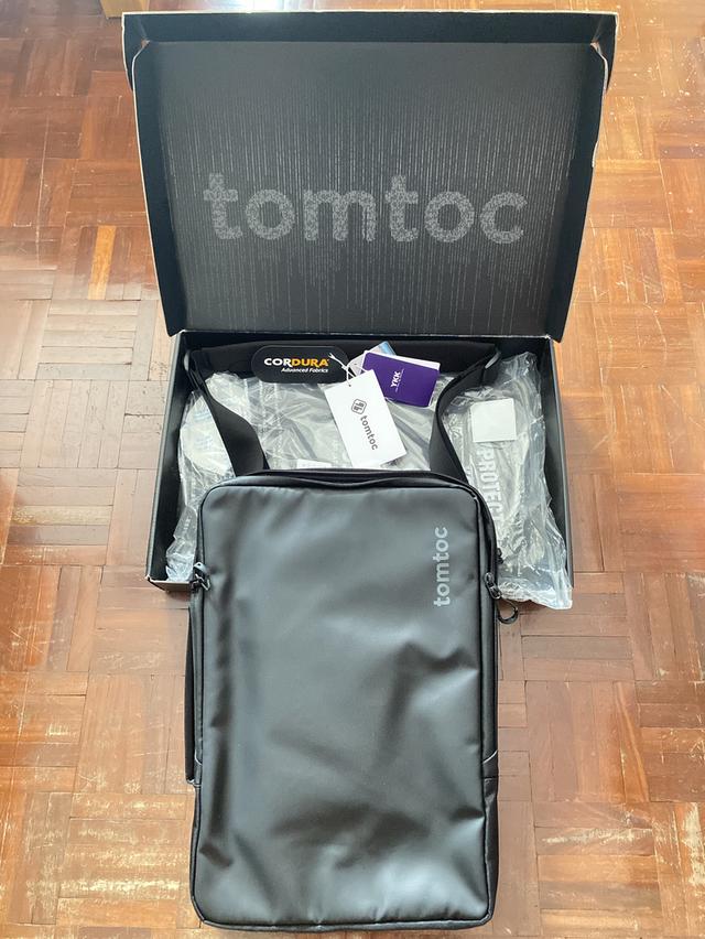 (มือ 1 ของแท้) TOMTOC กระเป๋าสะพายมีช่องใส่ iPAD และ laptop 16" รุ่น Defender ACE A04 