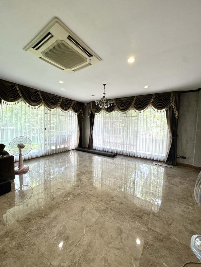 ขายบ้านเดี่ยว โครงการหมู่บ้าน Noble Geo วัชรพล ( โนเบิลจีโอวัชรพล )  ขนาด 105.7 ตารางวา  บ้านจำนวน 2 ชั้น ห้องโถง : 1 ห้อง ห้องนอน : 3 ห้องนอนใหญ่ ( 11