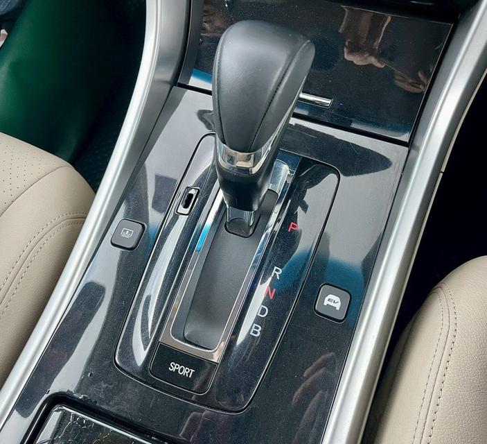 รหัสรถ AP3434 Honda Accord 2.0 HYBRID ปี 2017 สีเทา 17