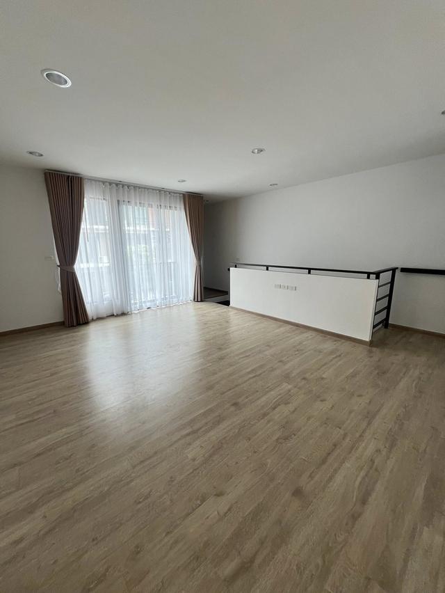 ให้เช่า! ทาวน์โฮม 3.5 ชั้น หลังมุม Premium Place พหลโยธิน-รามอินทรา (220 ตร.ม.) โซลาร์เซลล์, ใกล้ BTS สายหยุด (จดบริษัทได้)