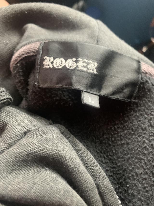 เสื้อฮู้ดดี้สีดำจากแบรนด์ ROGER