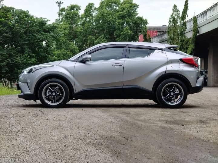 Toyota CHR สีเทา 4