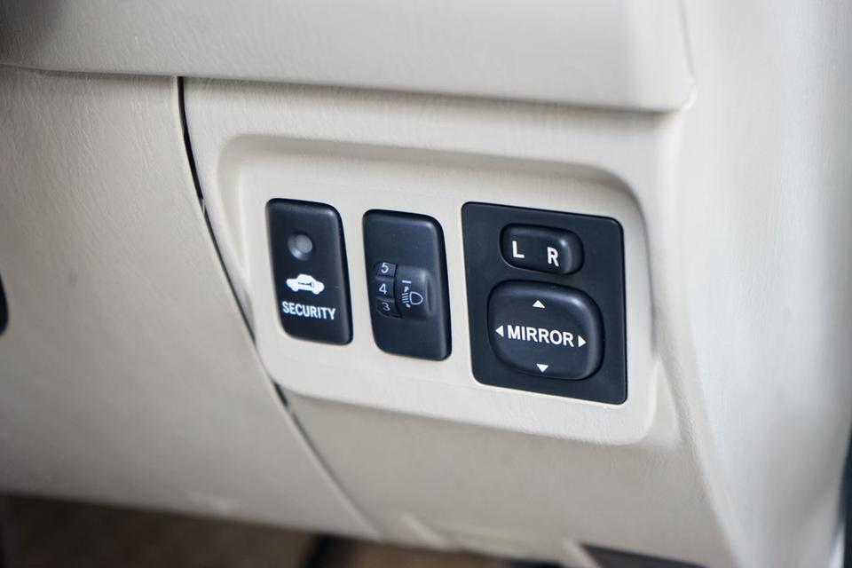 2011 TOYOTA INNOVA 2.0V 10