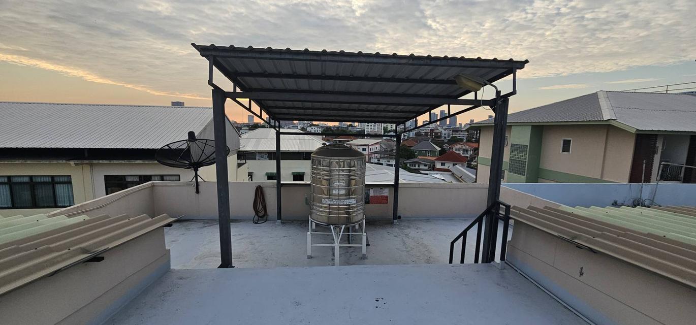 โฮมออฟฟิศ อุดมสุข 50 ตารางวา พื้นที่ใช้สอยทั้งหมด 580 ตารางเมตร ขาย 16 ล้านบาท ให้เช่า 60,000 บาท 20