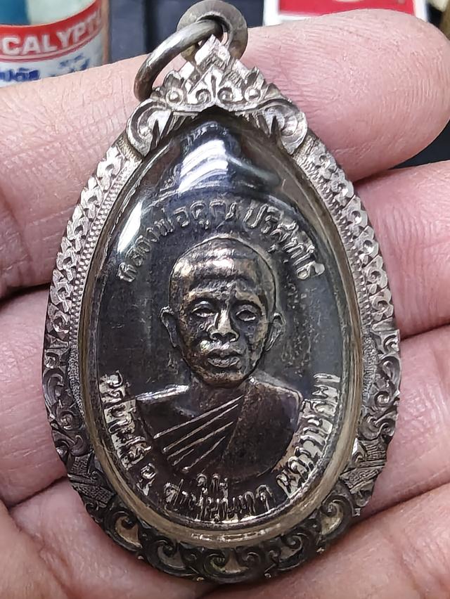 หลวงพ่อคูณบ้านไร่ รุ่นเพชรน้ำเอกเนื้อเงิน รูปย่อยที่ 4
