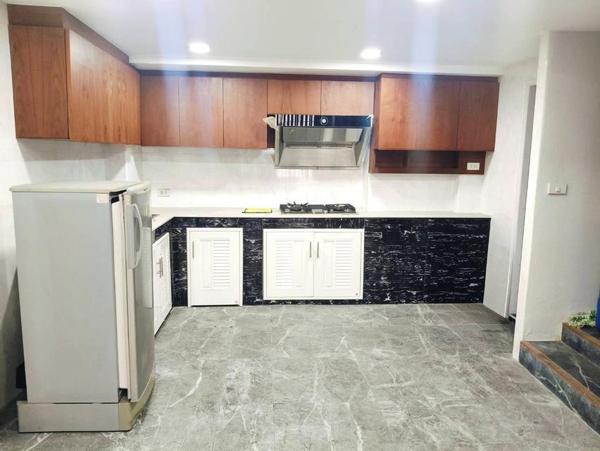 ขายอาคารพาณิชย์ 4 ชั้น 15.4 ตร.ว. ซ.เจริญราษฎร์ 5 แยก 4 สภาพพร้อมอยู่ ตกแต่งอย่างดี 2