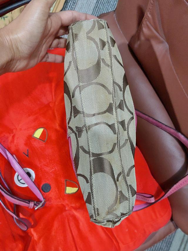 กระเป๋าสะพายไหล่ Coach รุ่น Signature Stripe Hobo ดีไซน์ยอดนิยมจากช่วงยุคปี 2009(F13674) ผ้าแคนวาสลาย C สีน้ำตาลกากีแถบคาดสายสะพายหนังสีชมพู รูปที่ 3