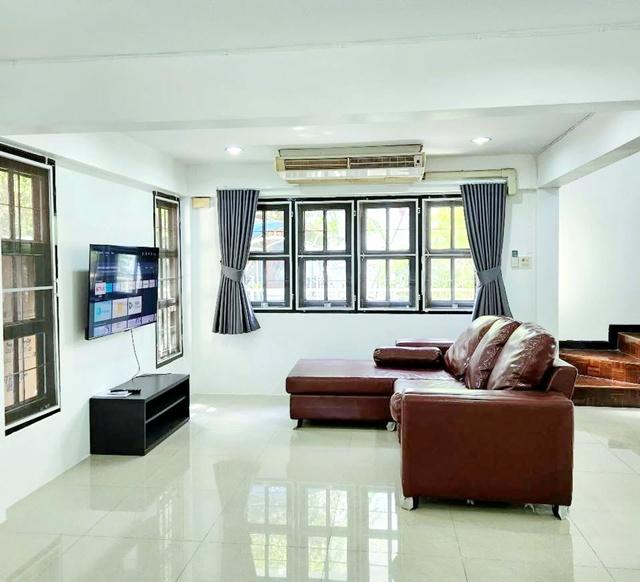 ทำเลหายาก เฟอร์นิเจอร์จัดเต็ม 2-3 ห้องนอน 3 ห้องน้ำ ใกล้ MRT สัมมากร เพียง 200 ม. บ้านเดี่ยว 2 ชั้น หัวมุม รามคำแหง 110- 2