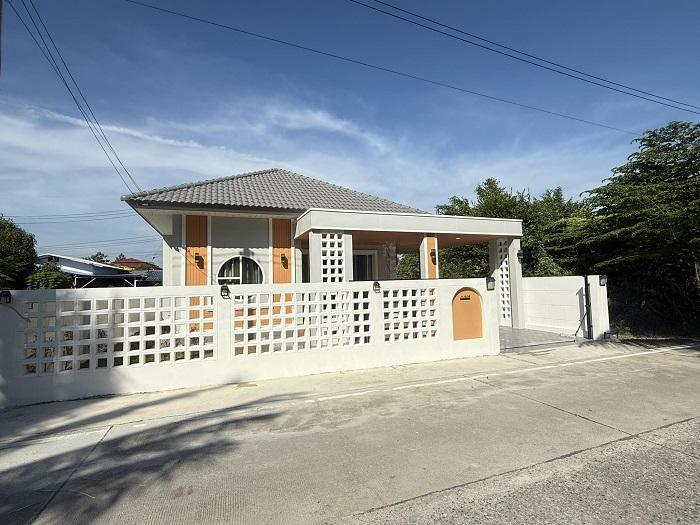 ขายบ้านเดี่ยวชั้นเดียวสร้างใหม่ พร้อมอยู่ ขนาด42ตรว เฟอร์นิเจอร์ครบ ใกล้ถนนมอเตอร์เวย์ชลบุรี-พัทยา บ้านบึง ชลบุรี. 1