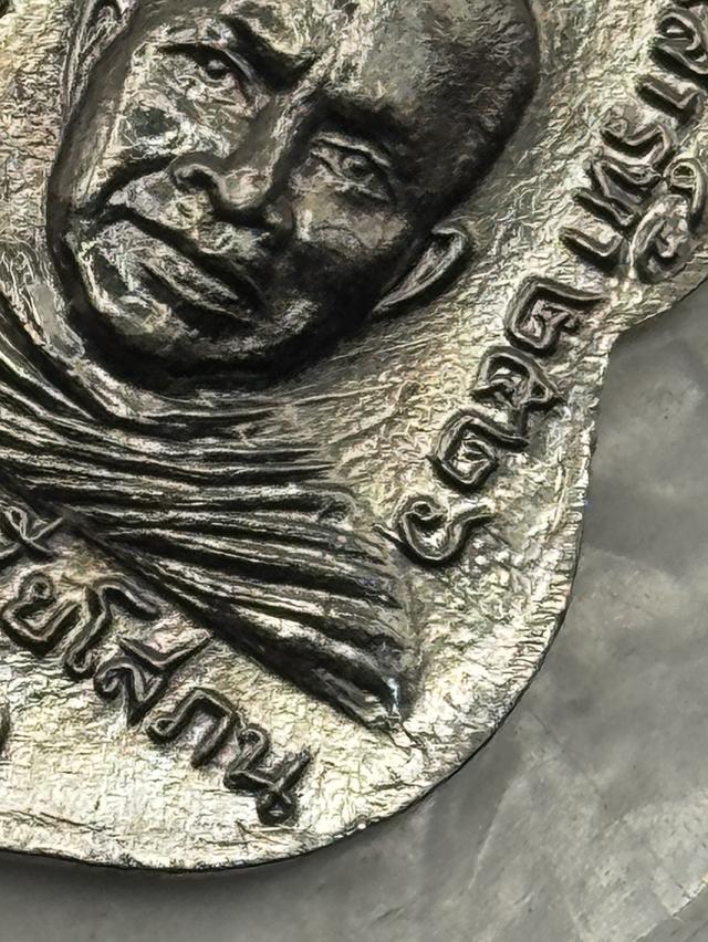 ใต้ร่มเย็นบล็อควัด หน้าวงเดือนหลังยันต์จุดบ่าขีด ผิวน้ำทองกระจาย พร้อมซองเดิมจากวัด รูปที่ 5