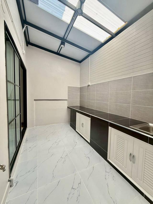 หมู่บ้านสิรารมย์ บ้านกล้วย-ไทรน้อย บางบัวทอง ทาวน์เฮาส์ 2 ชั้น ตกแต่งใหม่พร้อมอยู่  มีระเบียงด้านหน้า โครงการของแลนด์&เฮ้าส์ 11