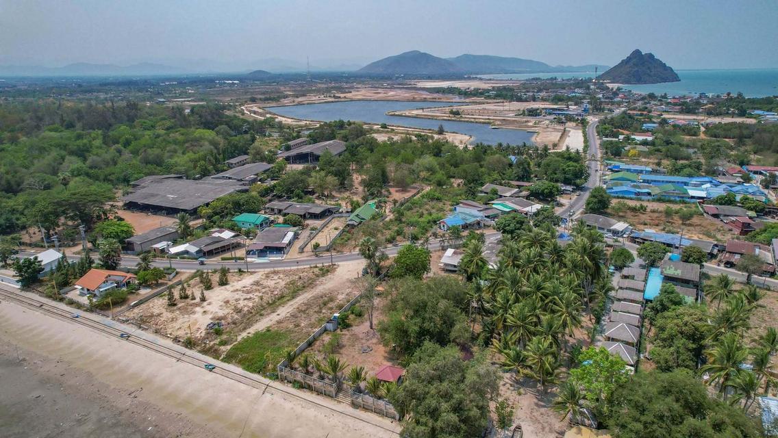 ขายที่ดินติดทะเลประจวบฯ หน้ากว้าง 24 ม. 384 ตร.ว. 35 ล้าน โฉนดครุฑแดง เหมาะทำพูลวิลล่า/คาเฟ่ ใกล้ตลาด/รพ. ซื้อคู่ลดได้ รับ Co-agent 18