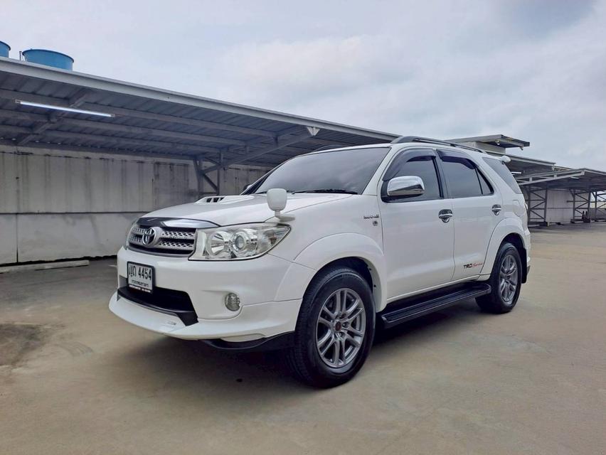 Toyota Fortuner 3.0 V รุ่น TRD Sportivo 4WD รุ่นท็อป ปี2011 สีขาว