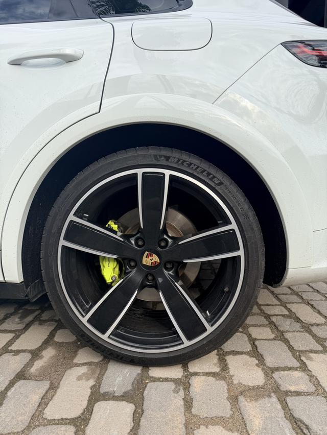 PORSCHE CAYENNE E - HYBRID 2021 สีขาว ภายในดำ ศูนย์ AAS ไมล์ 93,XXX KM สีเดิม ตัวถังเดิม ไม่มีเฉี่ยวชนใดๆ ล้อแม็กไม่มีรอย เบาะไม่ยับ ปีกเบาะไม่ช้ำ