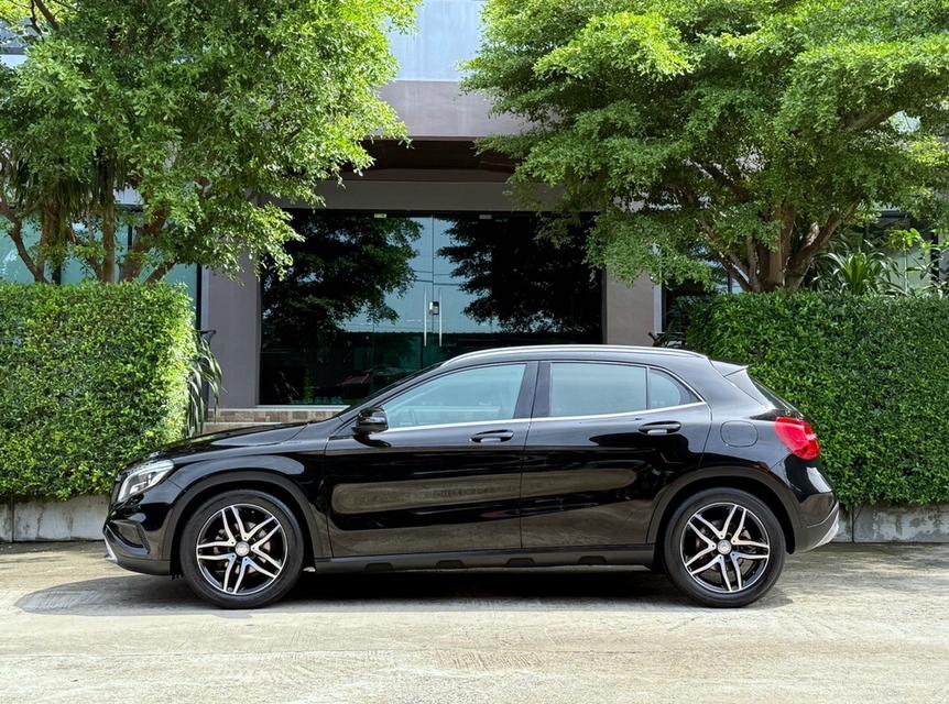 2016 BENZ GLA 200 รถมือเดียวออกป้ายแดง วิ่งน้อยเพียง 80,000 กม รถเข้าศูนย์ตรงระยะ ไม่มีอุบัติเหตุครับ