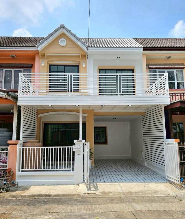หมู่บ้านบุศรินทร์ ถนนบ้านกล้วย-ไทรน้อยทาวน์เฮาส์ 2  ชั้น มีระเบียงด้านหน้า ในโครงการ L&H ทำเลซอยบ้านกล้วย ใกล้รถไฟฟ้า 2
