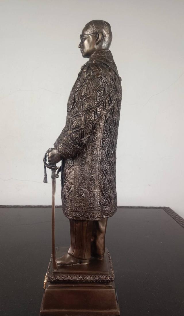 654.พระบรมรูปหล่อในหลวงรัชกาลที่ 9 พระบาทสมเด็จพระปรมินทรมหาภูมิพลอดุลยเดช (รมดำ) รูปที่ 6