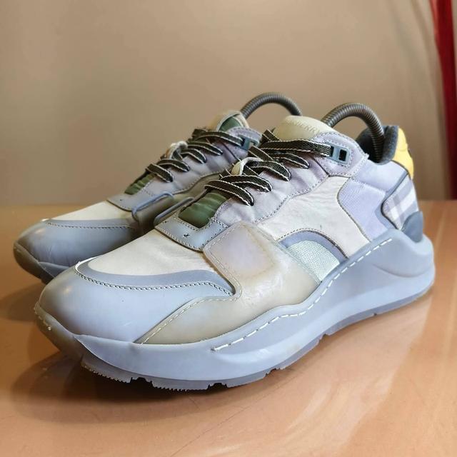 BURBERRY LONDON ENGLAND(Made in Italy 🇮🇹)Men's Burberry Ramsey Check Plaid Light Gray SneakersSize.  41/26 cm