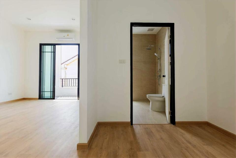 ขายบ้านแฝดสร้างใหม่ พัทยากลาง ราคาเริ่มต้น 4.99 ล้าน หน้าบ้านกว้าง 3 นอน 3 น้ำ พื้นที่ใช้สอยเยอะ 10