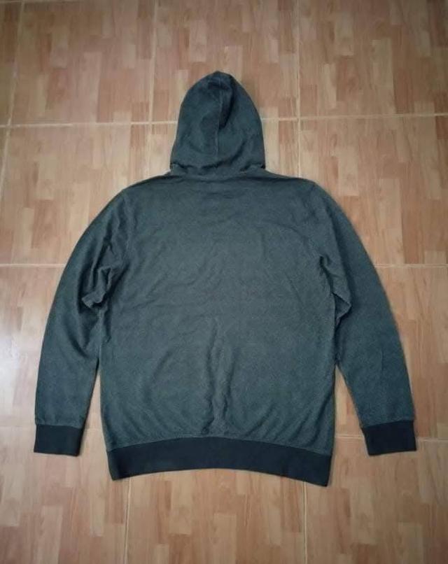 OAKLAY / REGULAR FIT เสื้อฮู๊ดสีโทนดำเทา เนื้อผ้าไม่หนา ยืดหยุ่น ใส่สบาย สภาพดีมาก ไม่มีตำหนิ ป้ายแคร์ตะเข็บในถูกตัดออก รูปที่ 8