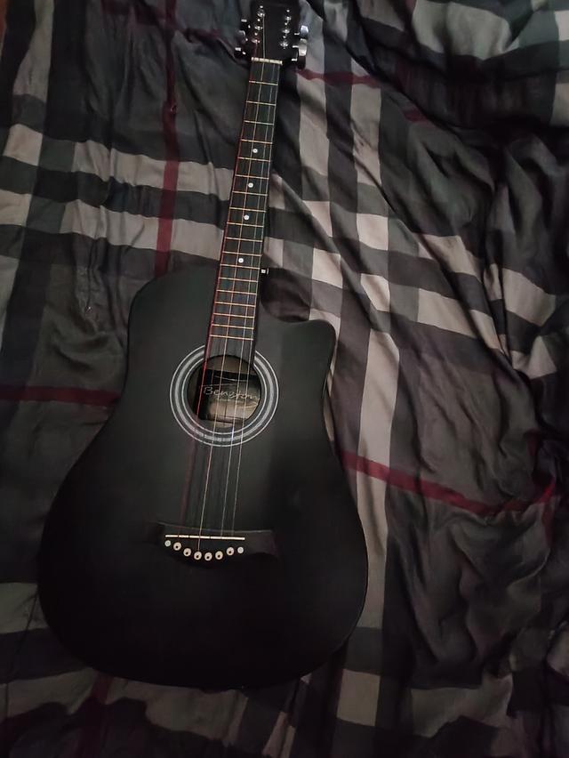 กีต้าร์มือสองมีกระเป๋ามีตําหนิไม่ค่อยได้เล่นทักมาสอบถามได้ครับ