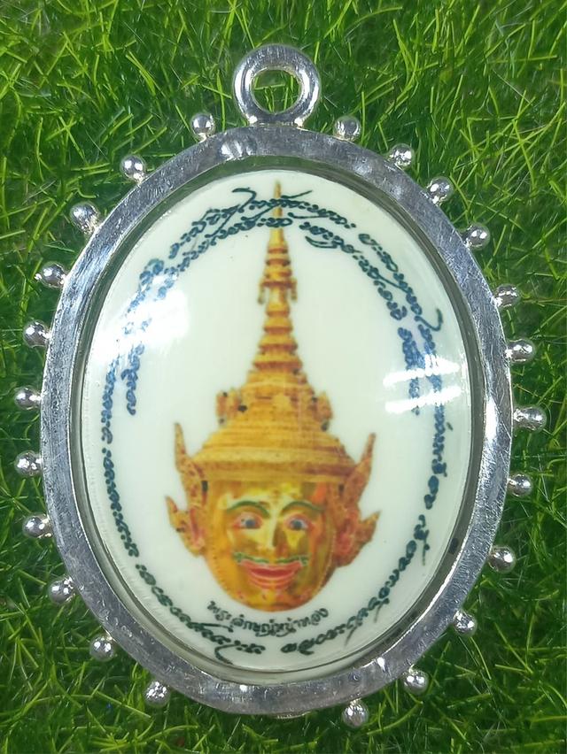 ล็อกเก็ตพระลักษณ์หน้าทองญาท่านเขียวเขี้ยวแก้วประกาศิต